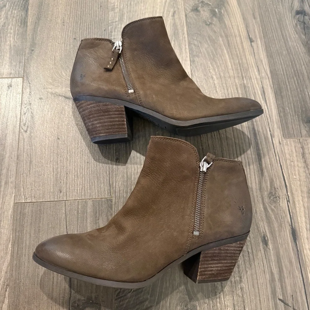 Frye Judith Zip Bootie ankle boots 9M‎ Brown Leather Stacked Heel 3470014-DBN